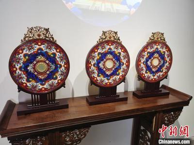 千秋福運 鐘連盛與張鐵成聯(lián)袂創(chuàng)作的玉璧景泰藍藝術珍品